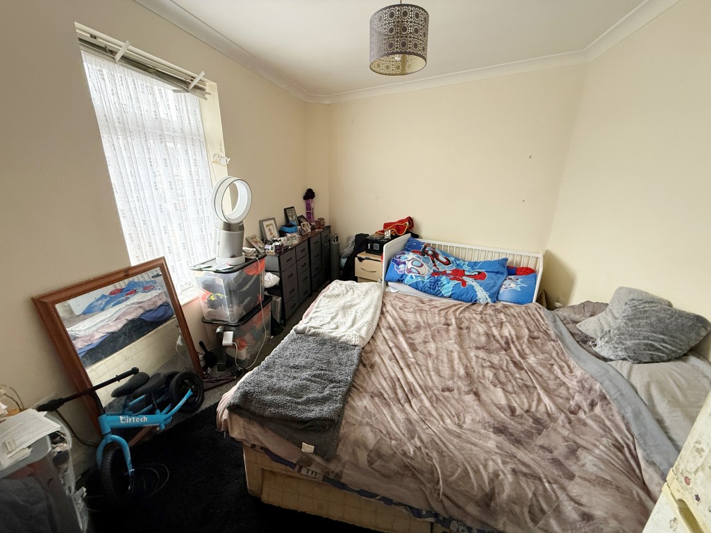 Lot: 121 - PAIR OF FLATS WITH PART VACANT POSSESSION - Bedroom